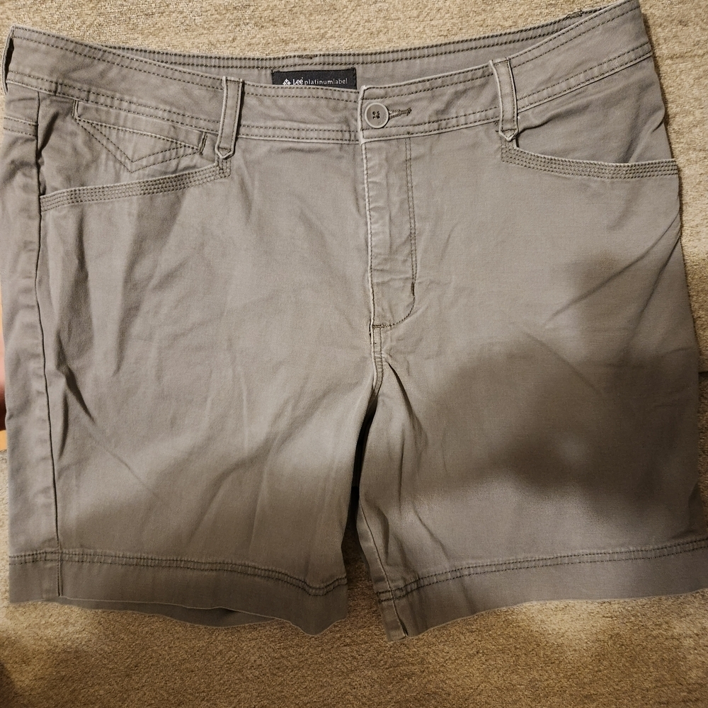 Lee Platinum Label, Stylish Women's Gray Shorts 16P